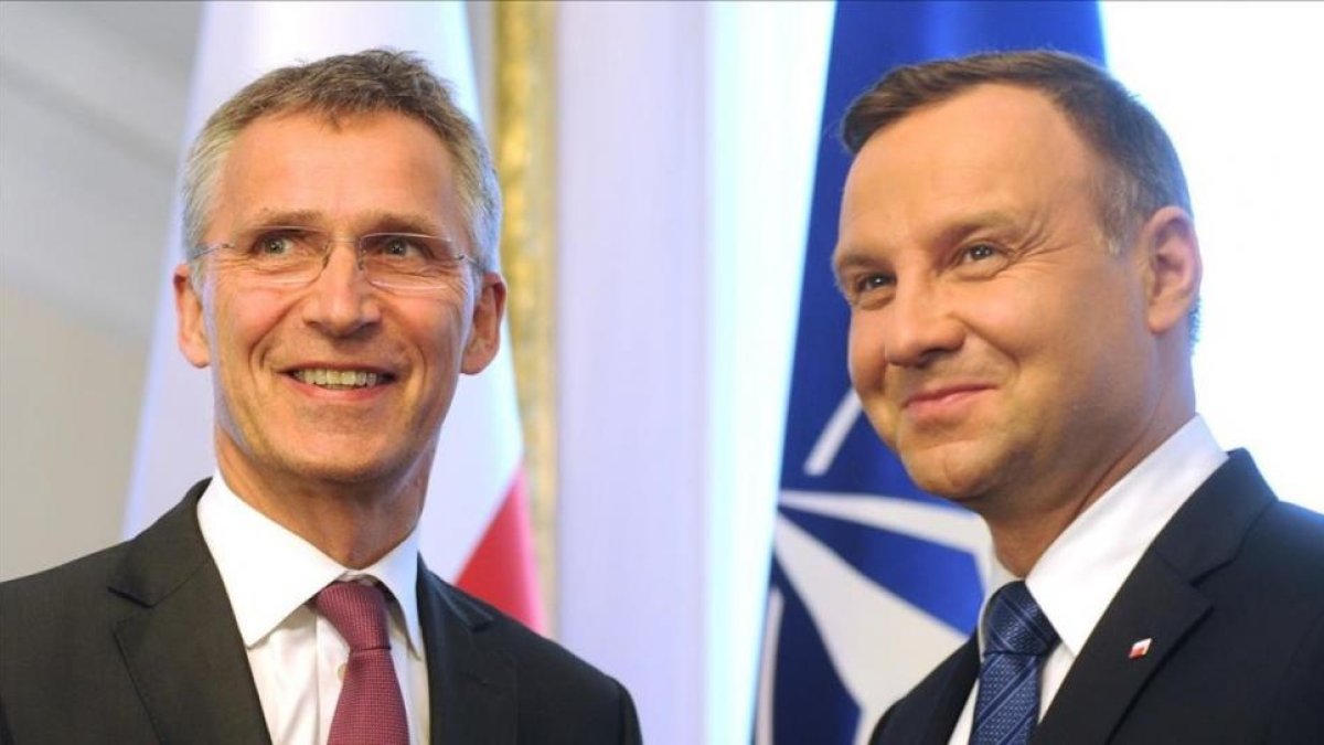 El secretario general de la OTAN, Jens Stoltenberg, izquierda, junto al presidente de Polonia, Andrzej Duda.-AP / ALIK KEPLOCZ