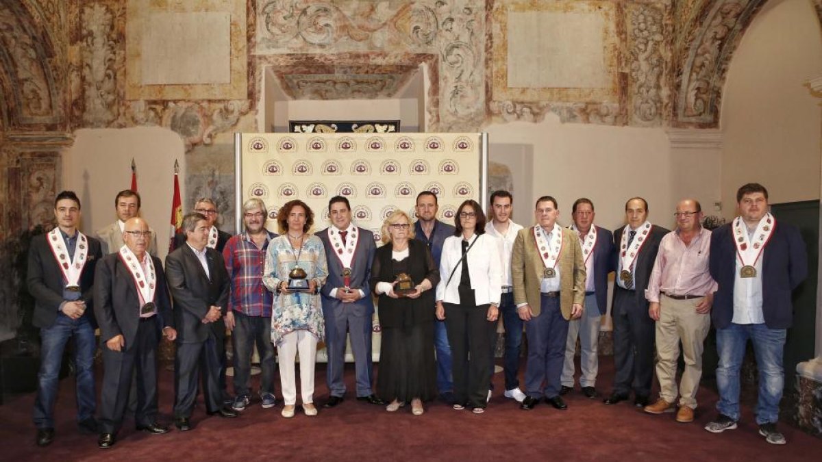 La consejera de Cultura y Turismo, María Josefa García Cirac, recoge el título 'Maestre del Año' concedido a la Junta de Castilla y León-ICAL