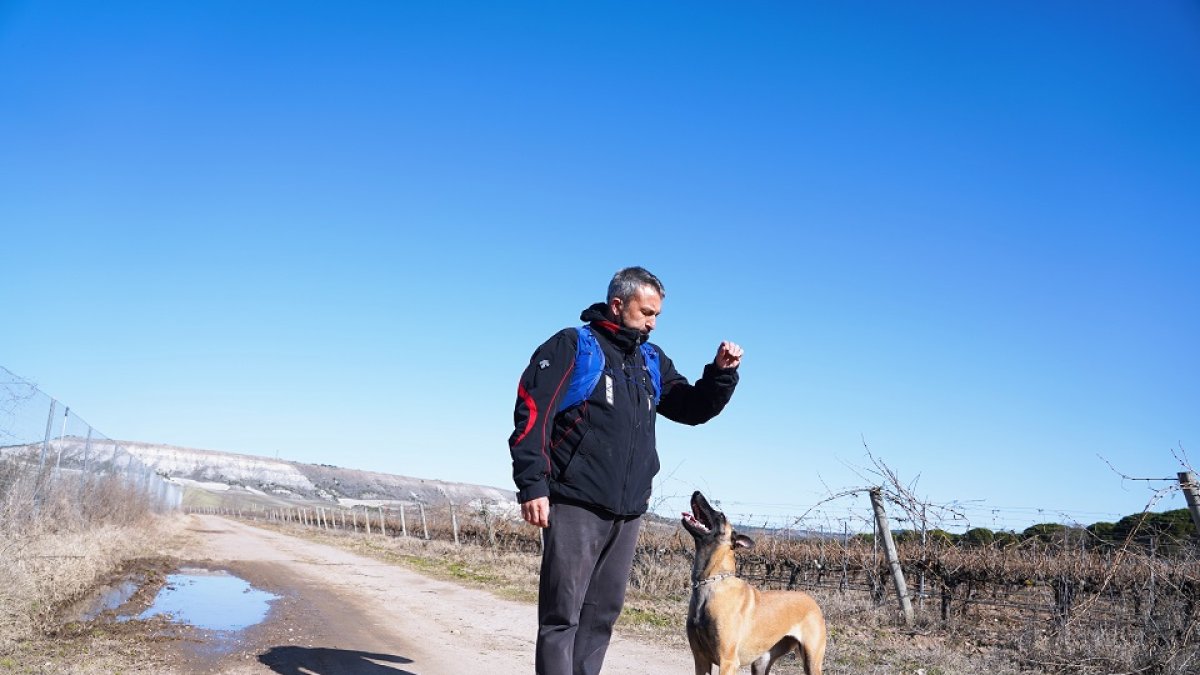 David González con su perra, Luna. / ICAL