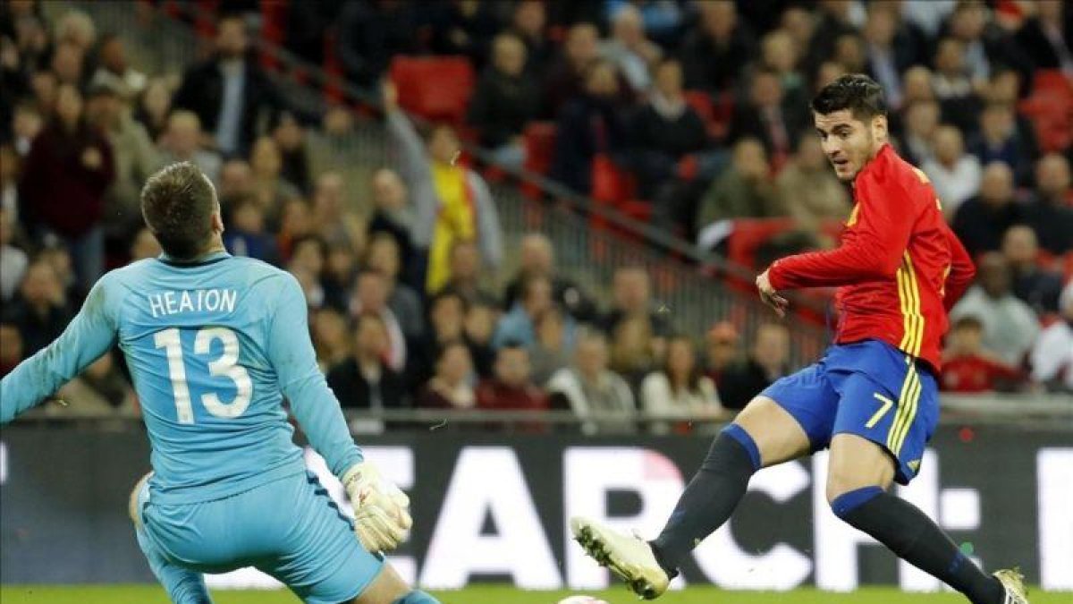 Morata remata ante Heaton durante el Inglaterra-España en Wembley.-EFE / JUAN CARLOS HIDALGO