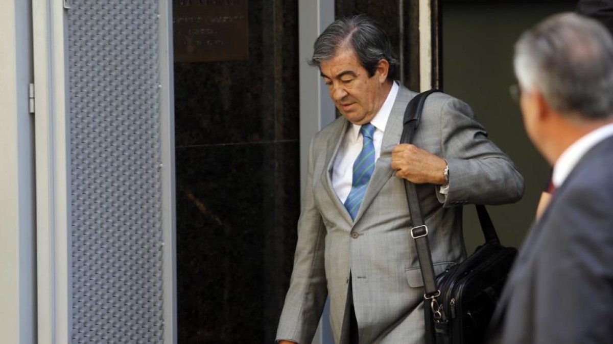 Álvarez-Cascos, tras declarar como testigo en la Audiencia Nacional en 2013.-AGUSTÍN CATALÁN