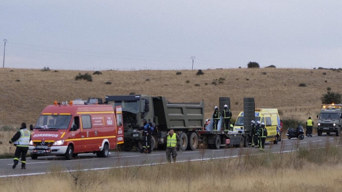 Accidente en Salamanca entre un camión militar y un turismo.-ICAL