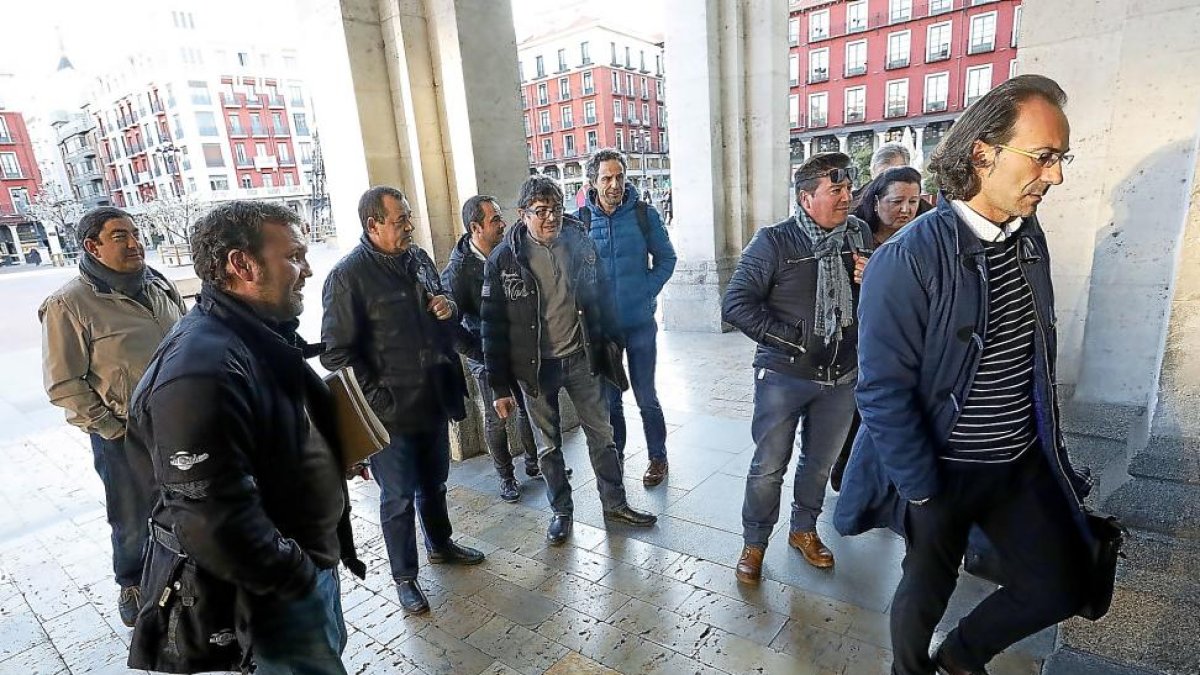 Los representantes del comité de empresa de Auvasa a la llegada al Ayuntamiento.-J. M. LOSTAU