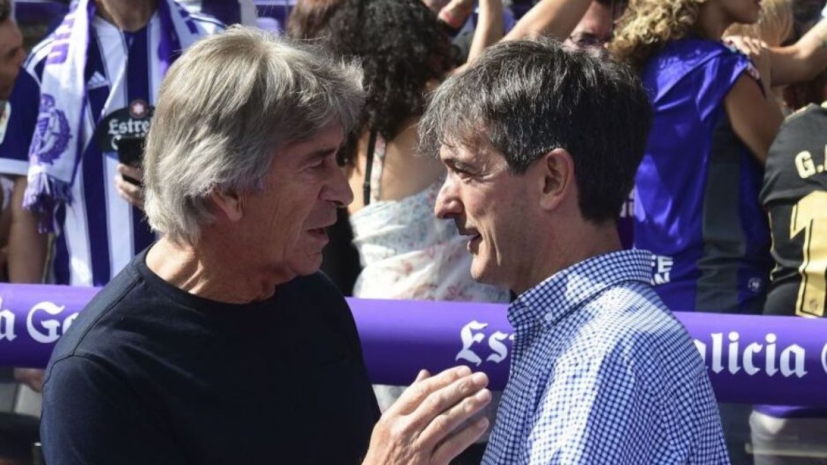 Pacheta saluda a Pellegrini antes del encuentro. / LA LIGA