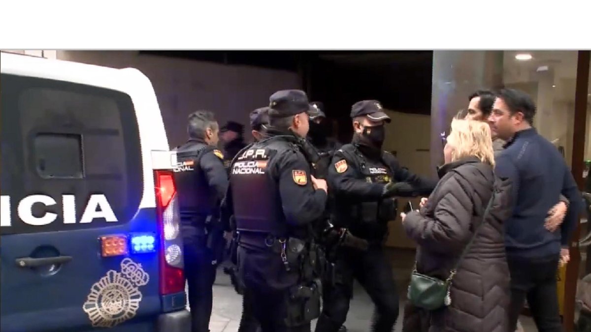 La familia de las fallecidas increpa a David Maroto a su llegada a los juzgados en una comparecencia anterior. La 8 Valladolid