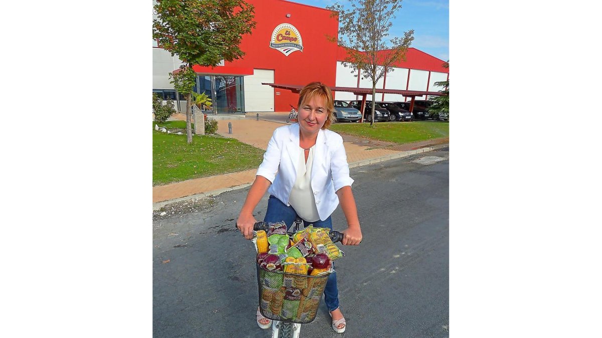 Silvia Muñoz posa en su propia bicicleta con algunos de los productos que comercializa El Campo .-T. S. T.