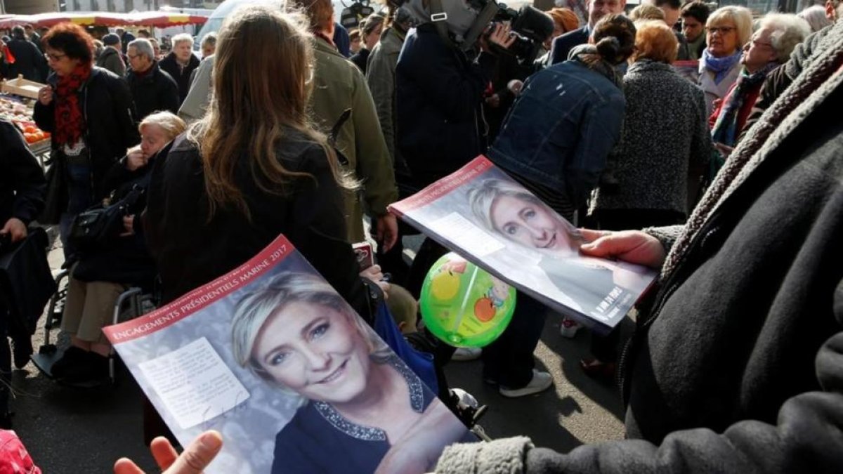 Seguidores de Marine Le Pen distribuyen propaganda en el mercado de Henin-Beaumont.-PASCAL ROSSIGNOL