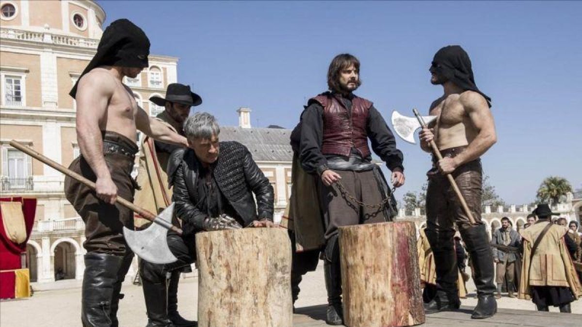 El Comisario (Francis Lorenzo) y Gonzalo (David Janer), en una situación desesperada.-Virginia M Chico