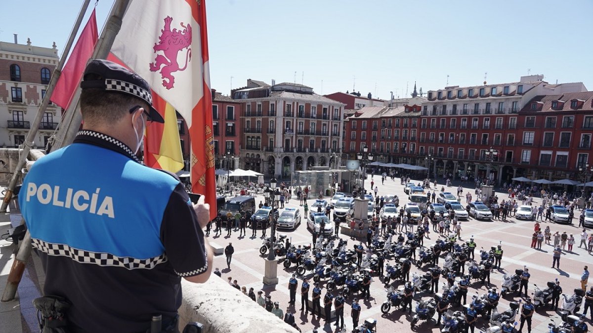 Concentración por el agente fallecido en acto de servicio en Valladolid. - ICAL