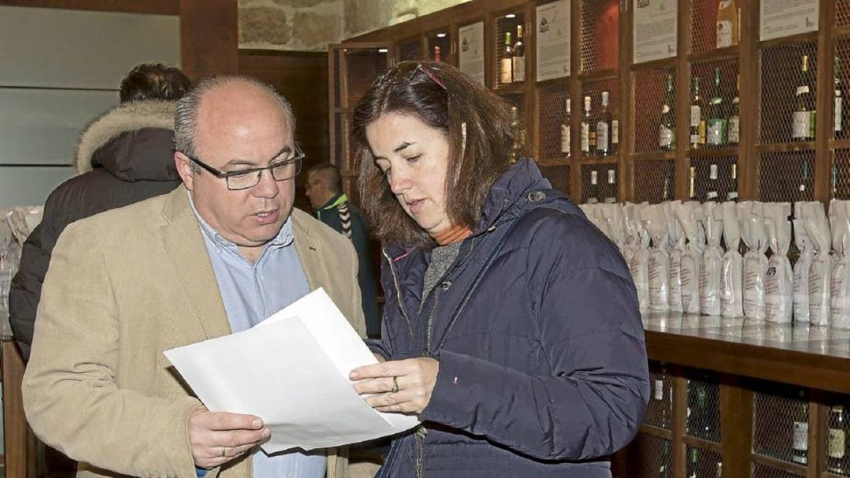 El director del concurso y la notaria con las muestras de vino detrás-El Mundo