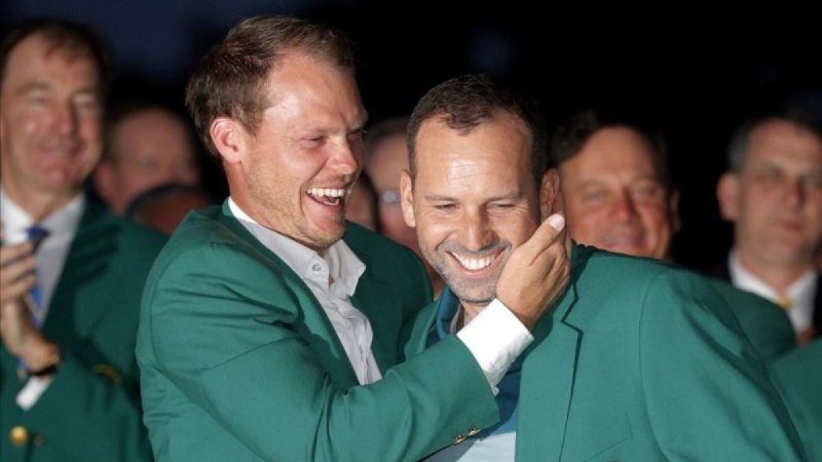Danny Willet felicita a Sergio García tras vestir la chaqueta verde de los campeones.-REUTERS / LUCY NICHOLSON