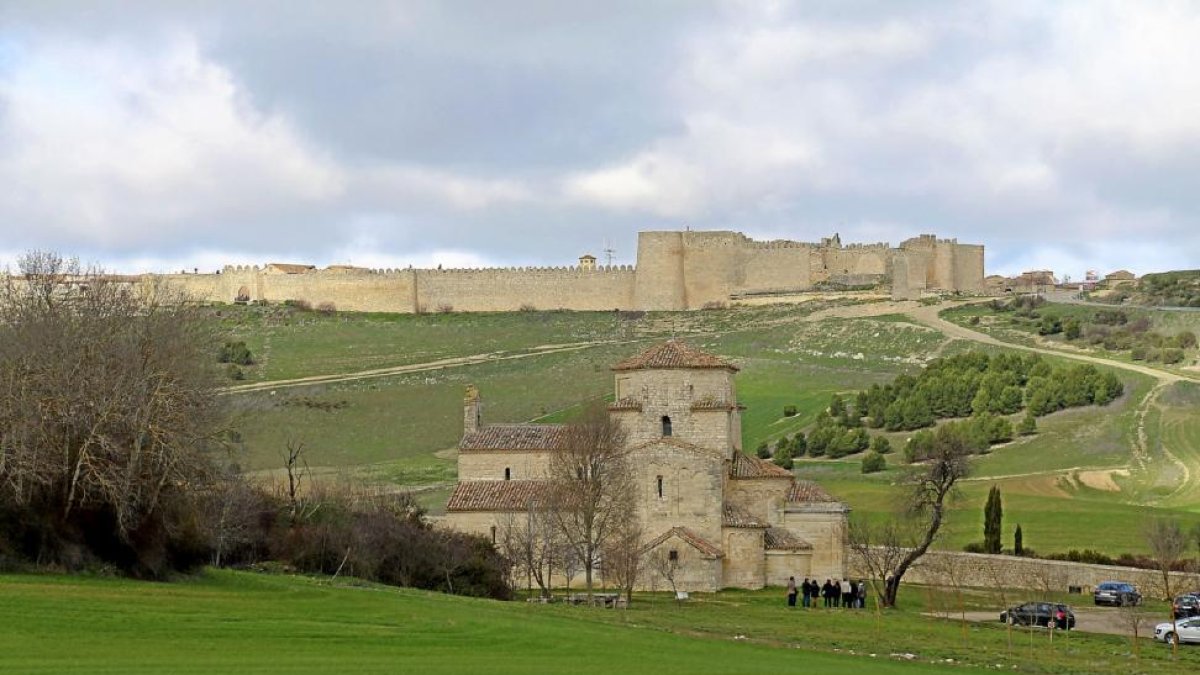 Ermita de La Anunciada y Urueña (Valladolid) al fondo.-MAR TORRES