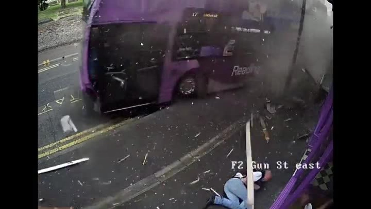 Video grabado por una cámara de seguridad cercana en el que se ve como un autobús arrolla a Simon Smith.-YOUTUBE