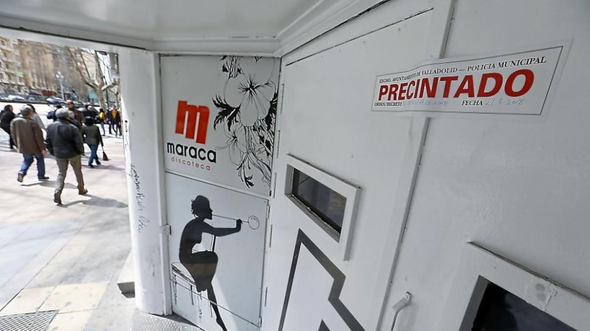 Discoteca ‘Maraca’ con el adhesivo precintado desde hace cuatro días.-J.M. LOSTAU