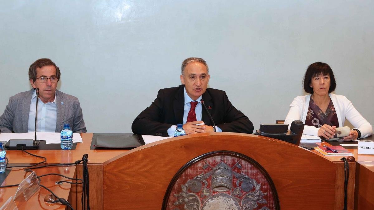 El rector de la Universidad de Valladolid, Antonio Largo Cabrerizo (centro) preside la reunión del Consejo de Gobierno.-JUAN CARLOS BARRENA