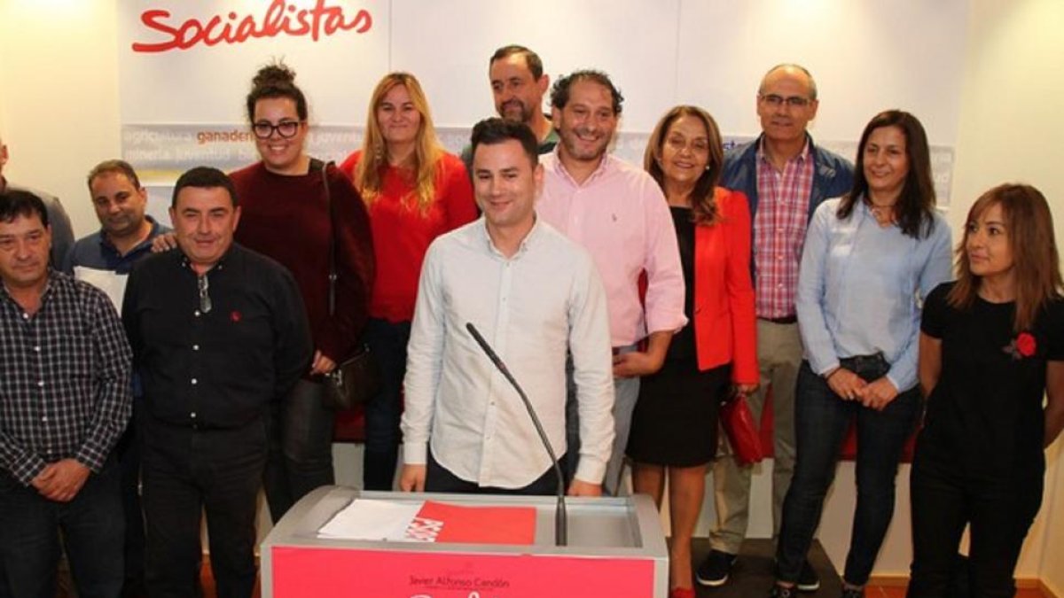 El candidato Javier Alfonso Cendón rodeado de su alcaldes y militantes delPSOEen el momento de su presentación en la sede del PSOE leonés.-ICAL