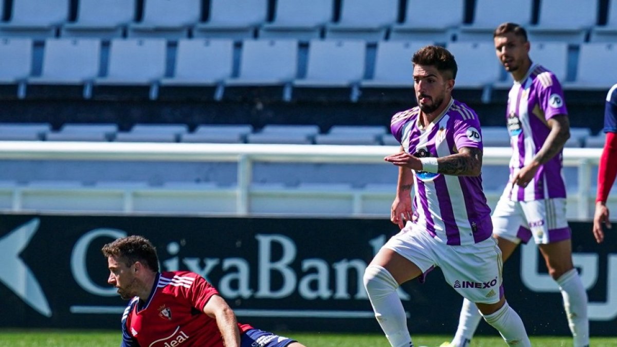 Monchu conduce el balón en el último amistoso ante Osasuna. / RVCF