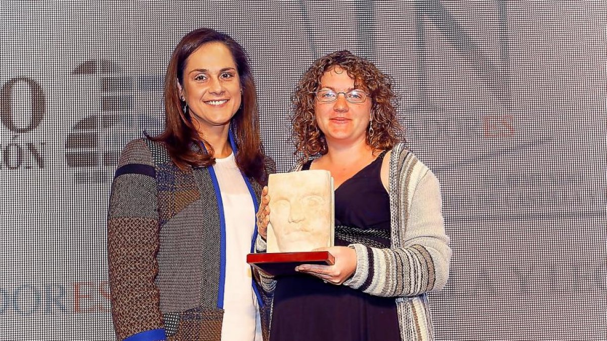 Adriana Ulibarri entrega el premio a Raquel Pascua.-J.M.LOSTAU