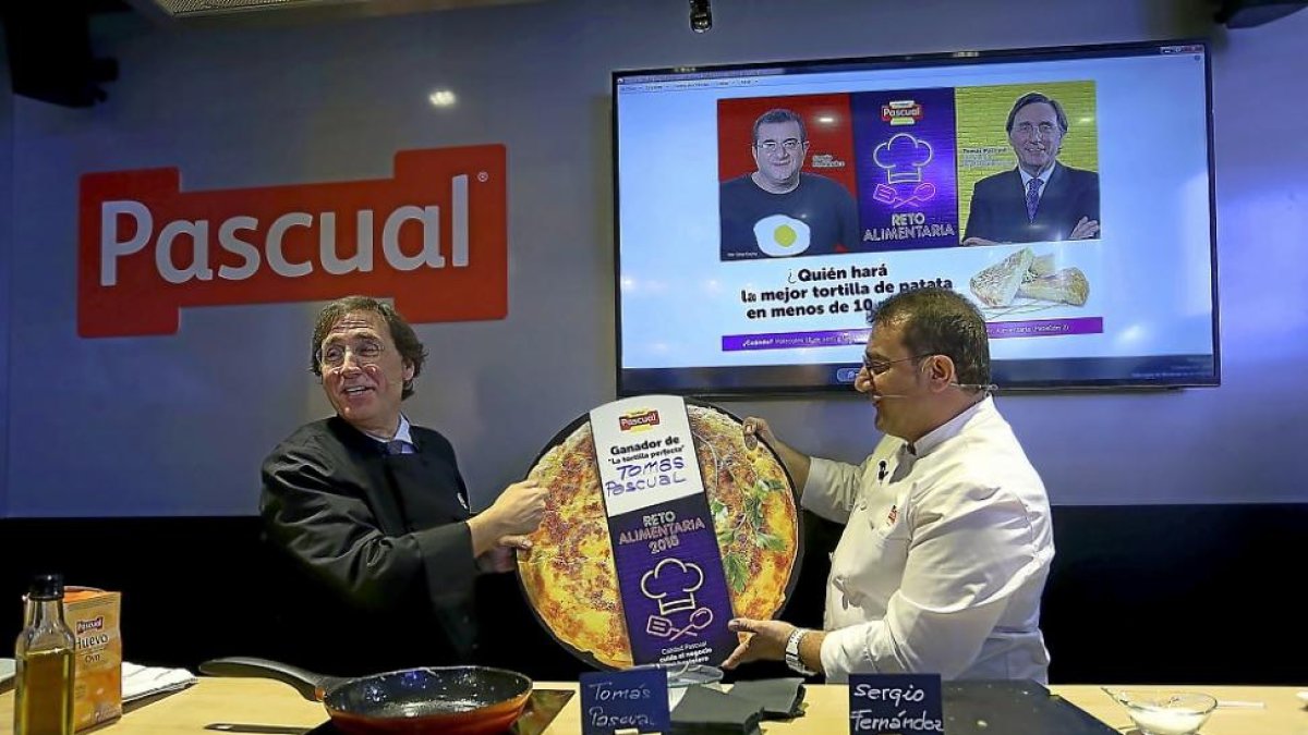 El presidente de Pascual, Tomás Pascual, gana el reto de cocinar la mejor tortilla en diez minutos al chef Sergio Fernández en Alimentaria.-ICAL