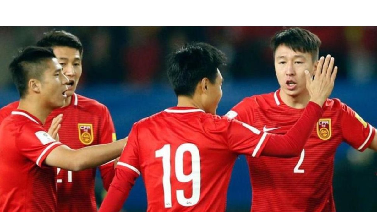 Los hinchas de China no ven a su selección clasificándose ni para un Mundial de 48 equipos.-