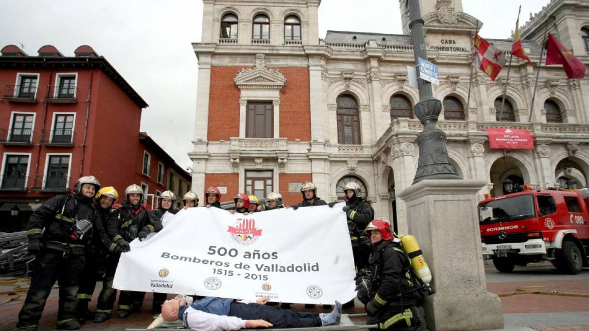 El Cuerpo de Bomberos de Valladolid celebra su V Centenario con un acto institucional y desarrolla un simulacro de evacuación de uno de los torreones del Ayuntamiento-Ical
