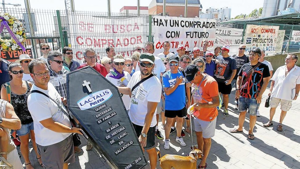 Trabajadores de la planta de Lauki en Valladolid se concentran en protesta por el cierre de la fábrica.-J. M. LOSTAU