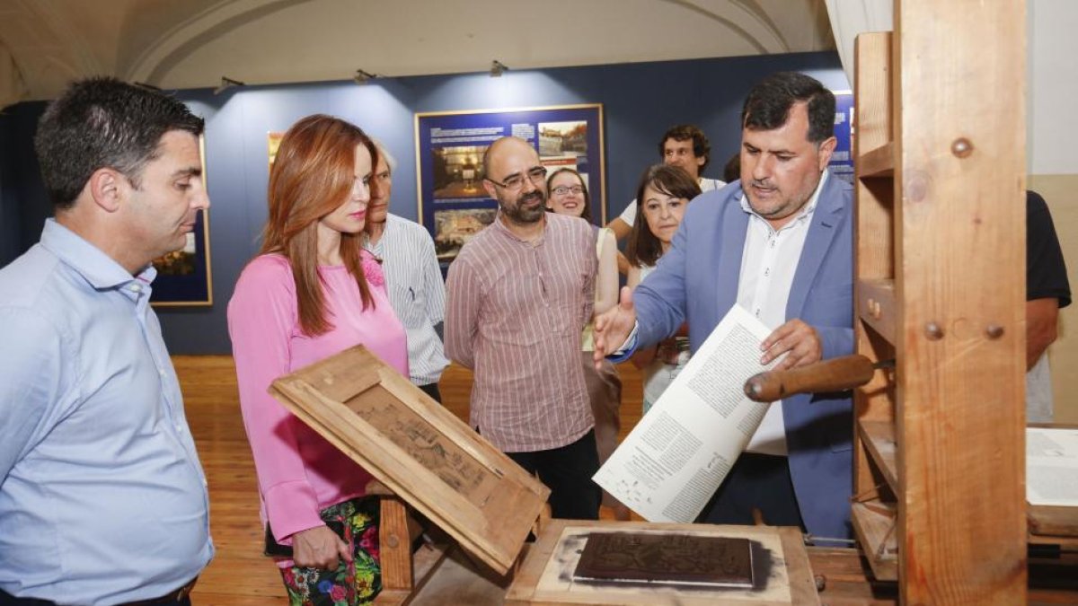 La presidenta de las Cortes, Silvia Clemente, junto a los participantes del encuentro ‘Literatura y edición’ visitan la exposición ‘El Sínodal de Aguilafuente y la primera imprenta española’-ICAL