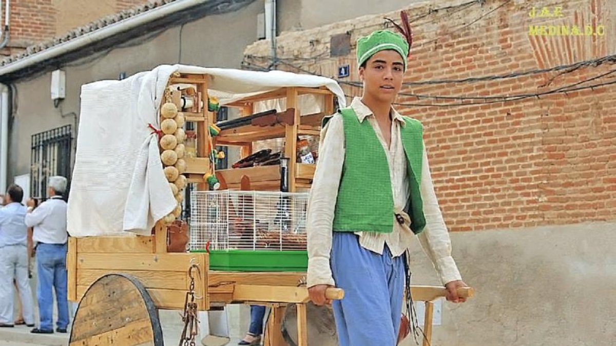 Un niño vestido con un traje de la época recreando el siglo XVIII.-E.M.