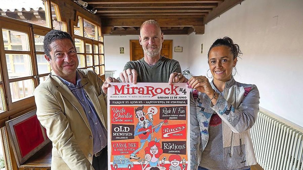 Alberto Colantes, Jorge Otero y Esther Mínguez sostienen el cartel de MiraRock, ayer en Pimentel.-E. M.