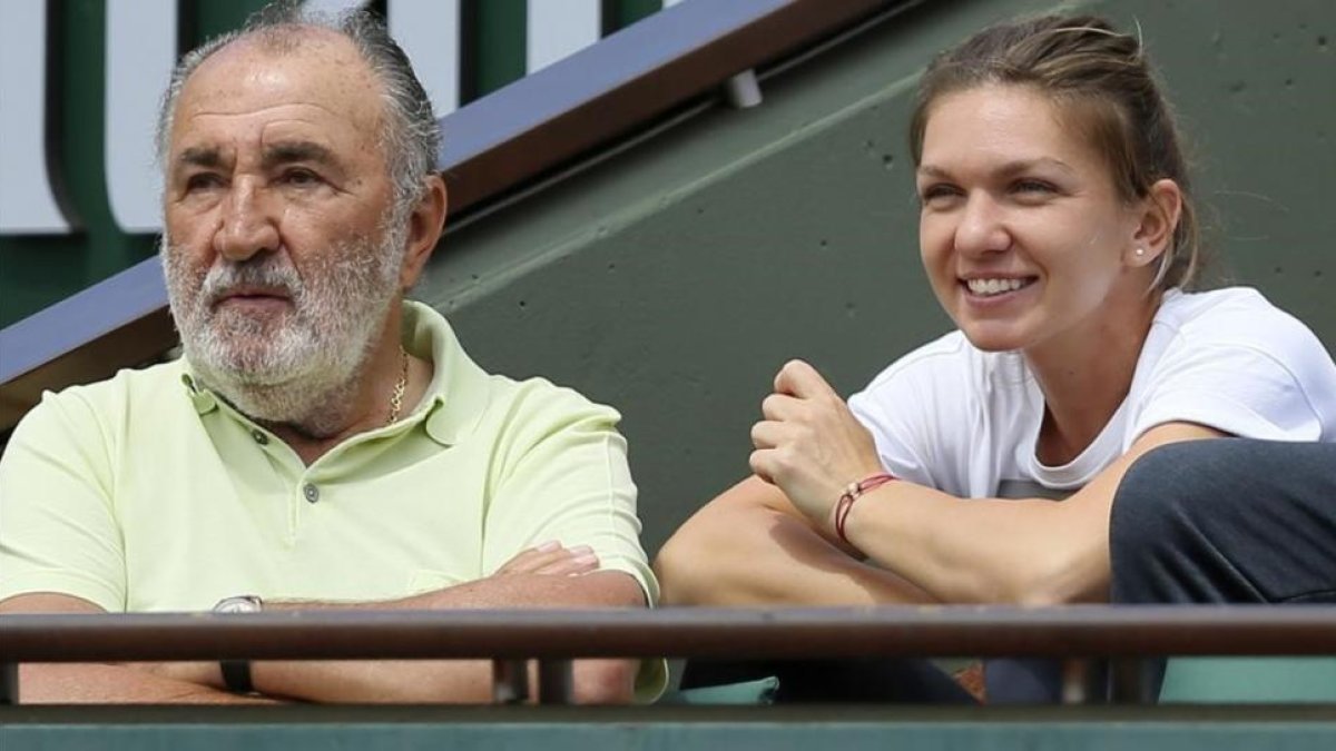 Simona Halep, junto a Ion Tiriac, en París.-AP