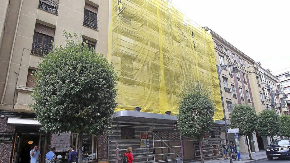 Fachada en obras de los antiguos cines Roxy.-J. M. Lostau