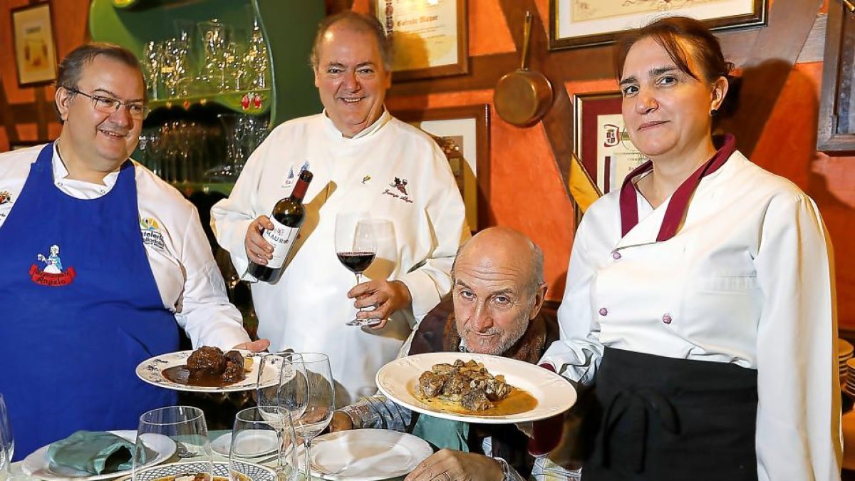 elección. Jesús y Juanjo Alejos y Teresa Martín presentan  sus tres platos favoritos y un vino tinto a Javier Angulo.-J.M. LOSTAU