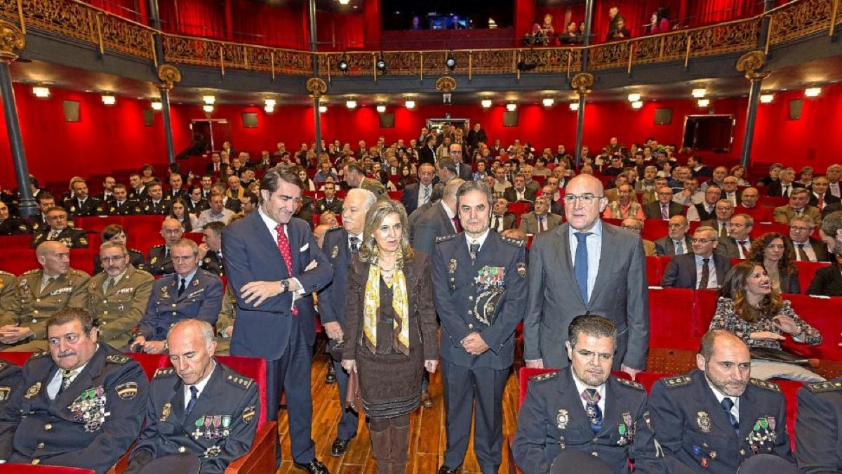 María José Salgueiro, flanqueada por el consejero Suárez-Quiñones, el comisario Manuel Cabello, el comisario López Canedo y Jesus Julio Carnero en el inicio del acto.-M. Á. Santos