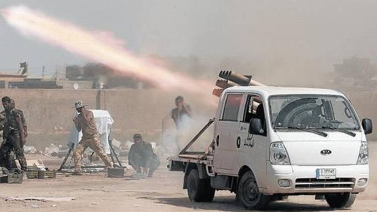 Milicianos chiís disparan proyectiles contra posiciones yihadistas en el norte de Irak.-Foto: AP