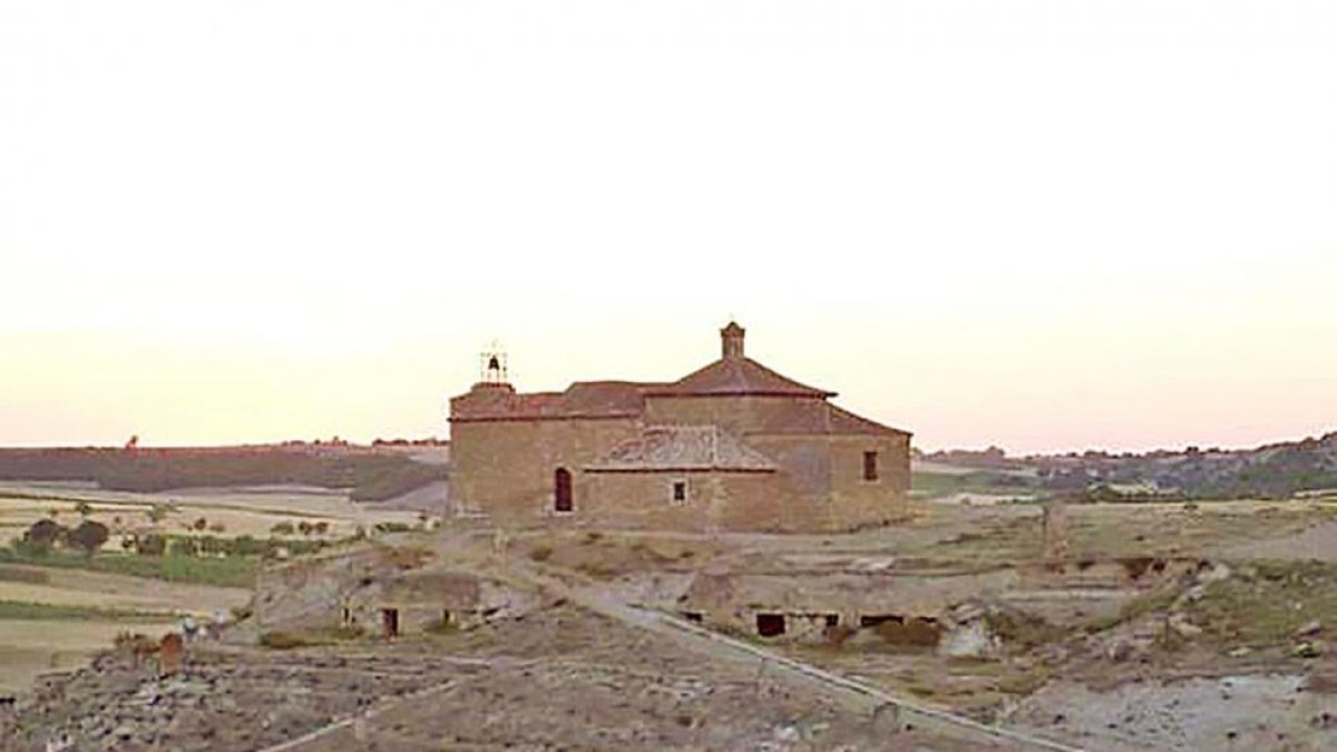 Imagen antigua de la colina donde se excavaron las cuevas, bajo la ermita.-D.V.