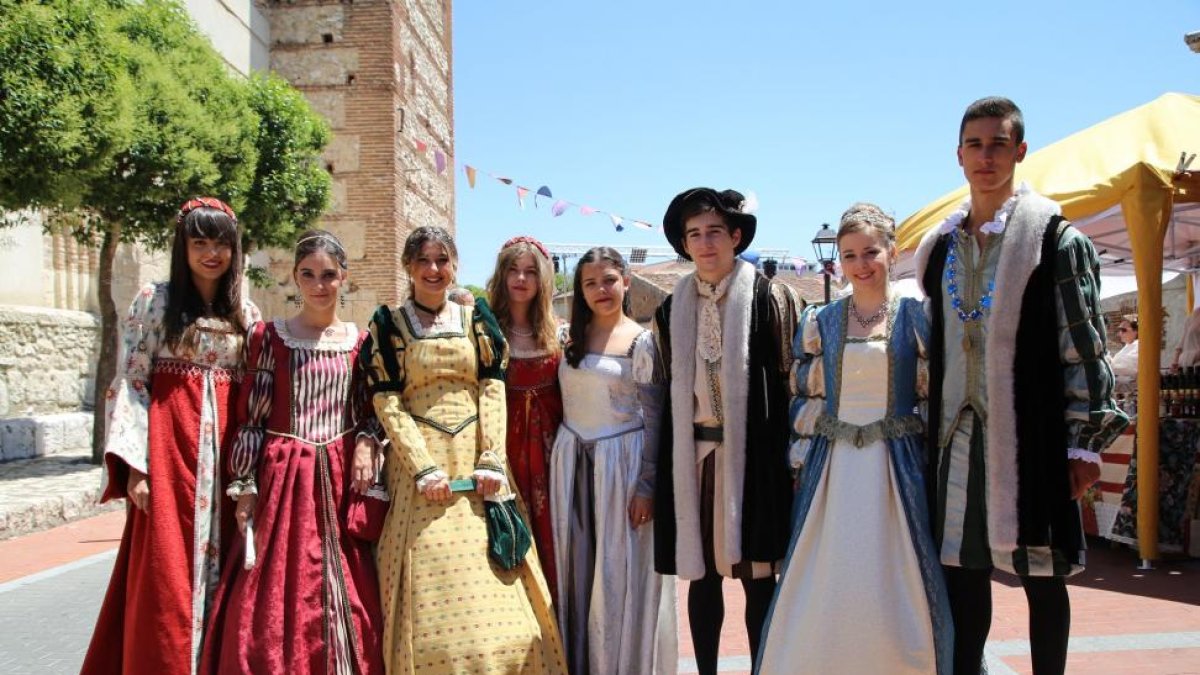 Varios jóvenes ataviados con atuendos de la época.-EL MUNDO