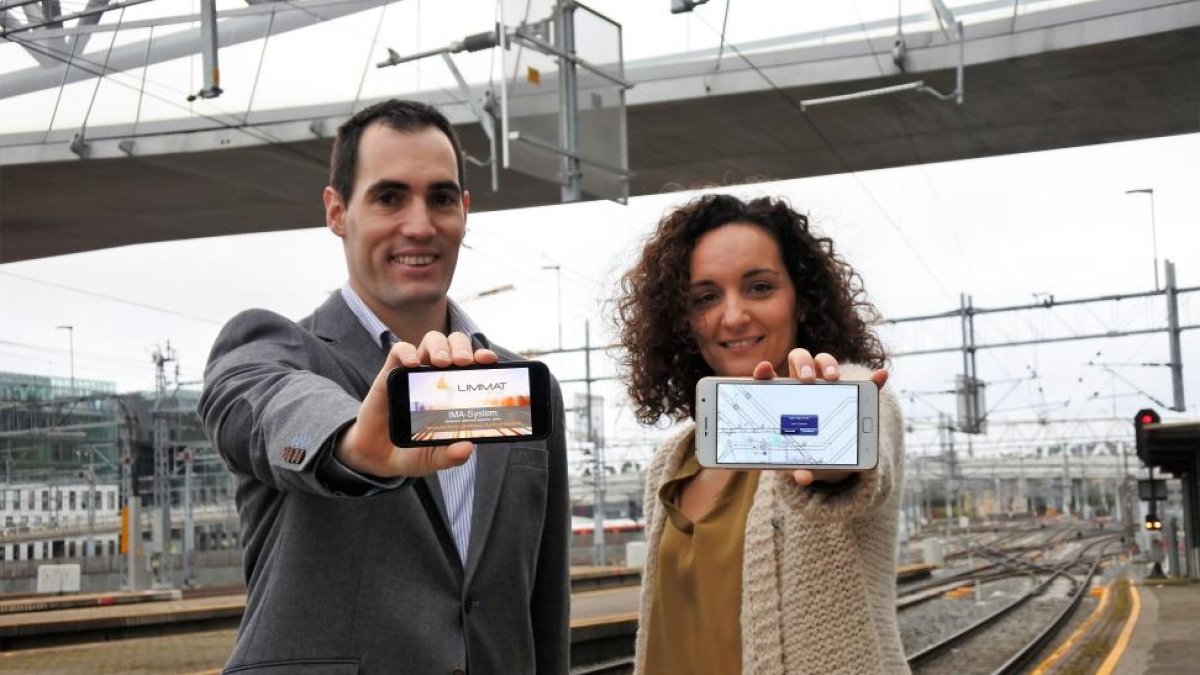 Daniel Martín de Lucas e Isabel Muñoz, cofundador y comercial de Limmat Group, respectivamente, muestran la herramienta en el proyecto piloto de Oslo.-EL MUNDO