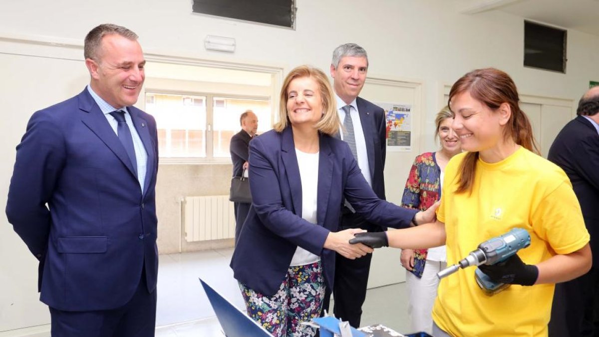 La ministra de Empleo y Seguridad Social, Fátima Báñez, en el aula de Formación de la fábrica de Renault acompañada por el presidente del Consejo de Administración de Renault en España, José Vicente de los Mozos-ICAL