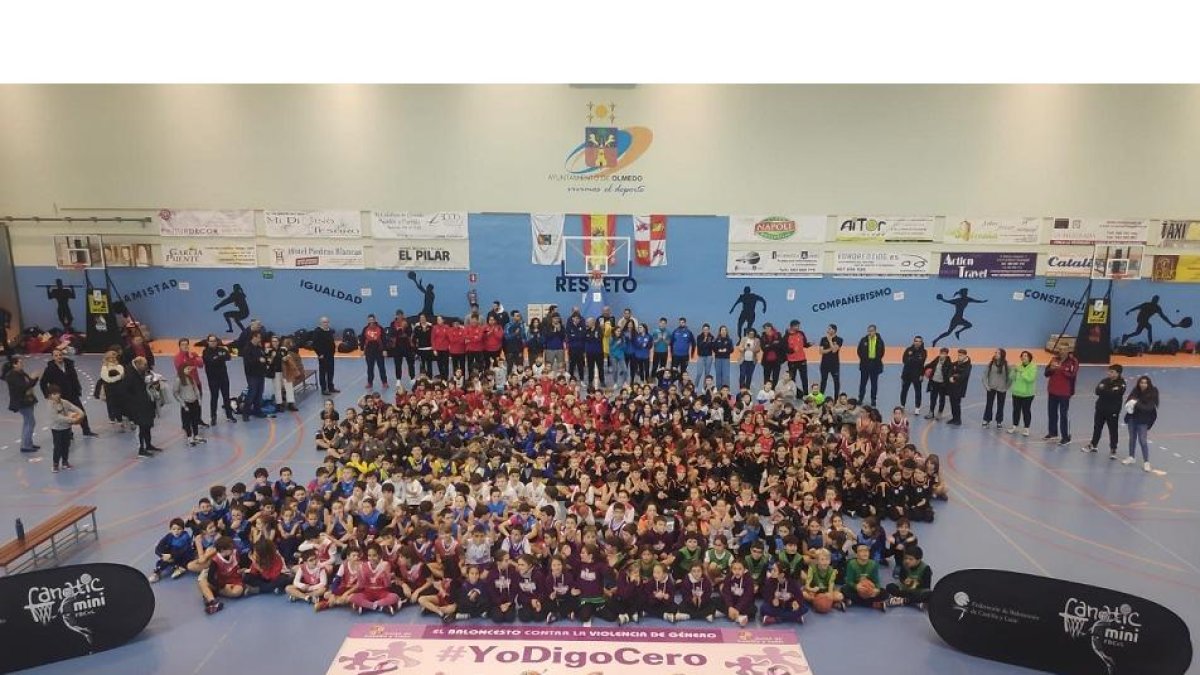 Foto de familia del Fanatic  benjamín organizado por la FBCyL en Olmedo. / G. V.
