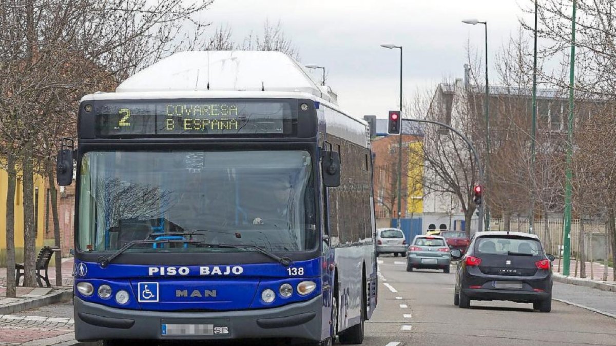 Autobús de la línea 2 , una de las afectadas por los cambios, durante su recorrido.-E.M.