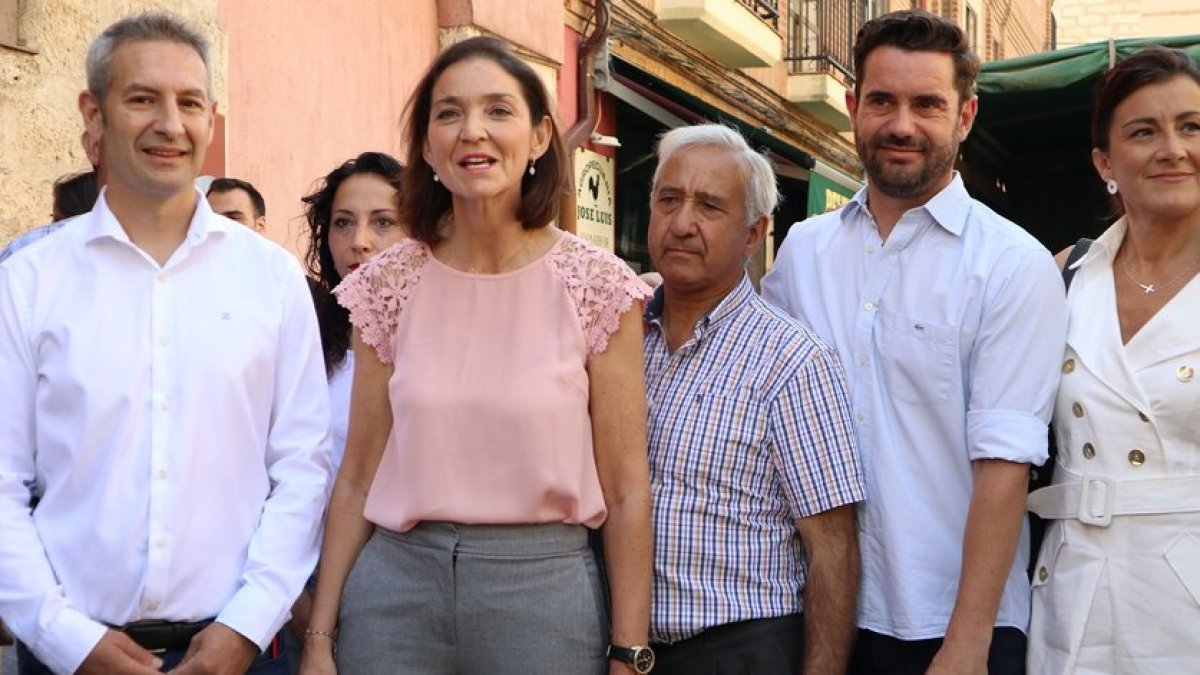 La ministra de Industria, Comercio y Empleo, Reyes Maroto, junto a los representantes de los trabajadores de Siro.- ICAL