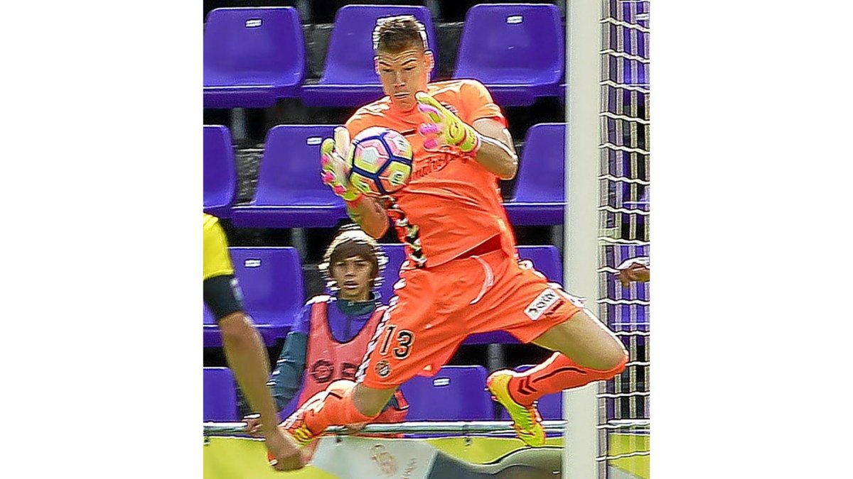 Isaac Becerra salta con autoridad para apoderarse del balón, ante el Zaragoza.-J.M. LOSTAU