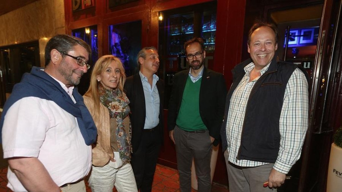 El candidato a la presidencia de la Junta por VOX, Jesús García- Conde, junto a algunos integrantes de su partido.-ICAL