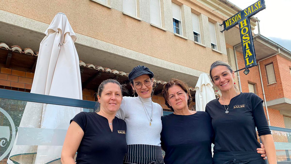 De izquierda a derecha Marta, ayudante de cocina con años en la casa, y Sagrario, la madre y jefa de cocina, entre sus hijas Carolina y Eva. En la foto pequeña, el recientemente fallecido Toni Salse - E.M.