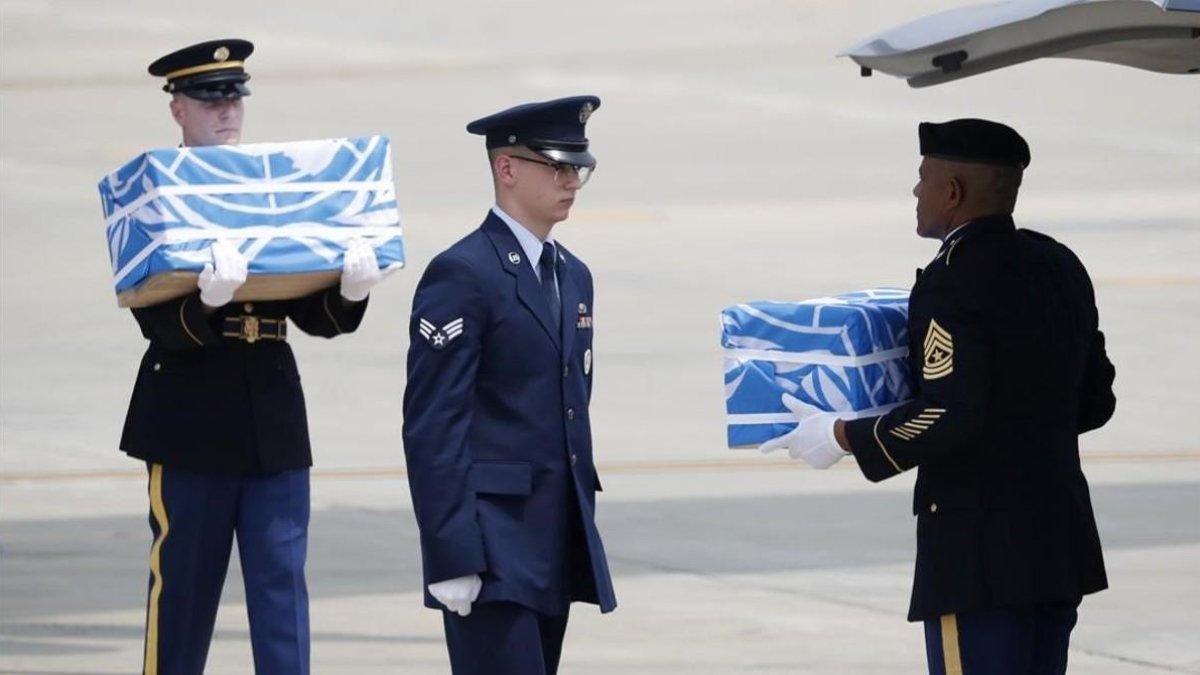 Ceremonia de entrega de los restos de los soldados en Osan.-AP / KIM HONG-JI