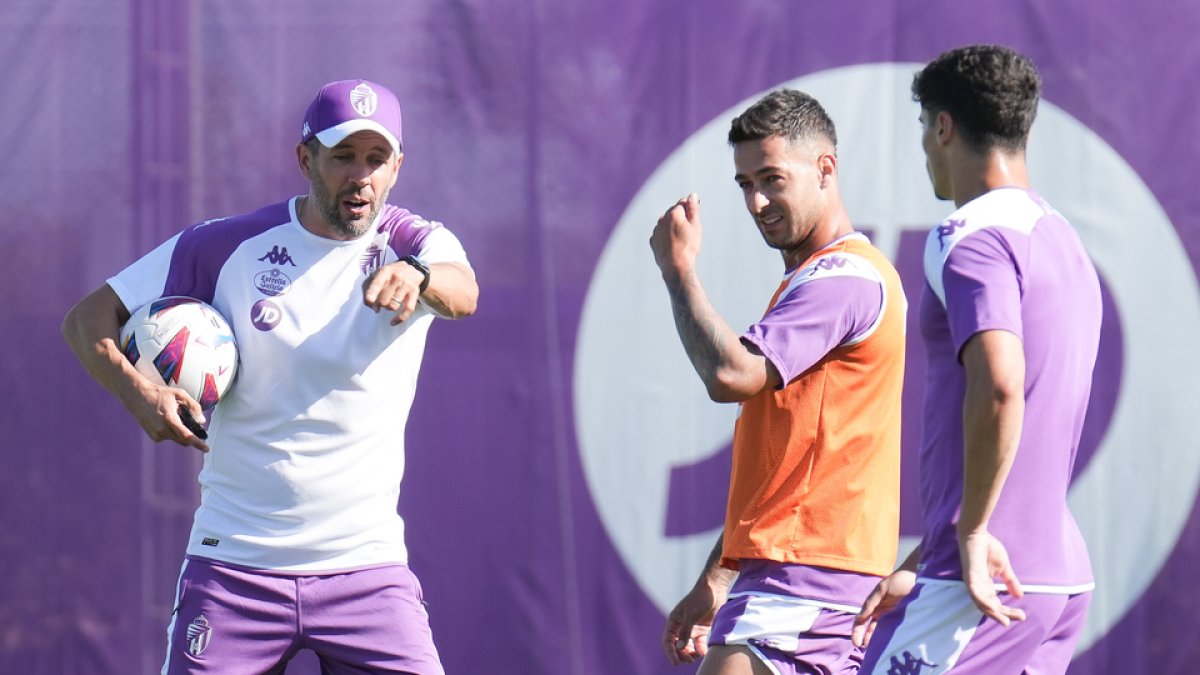 Pezzolano da indicaciones a Sergio León y David Torres, de espaldas, en el entrenamiento. / LOSTAU