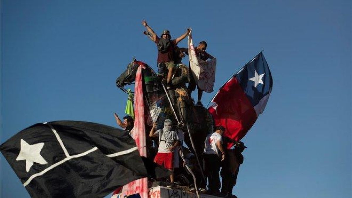 Protestas en Santiago de Chile.-EFE / ORLANDO BARRIA
