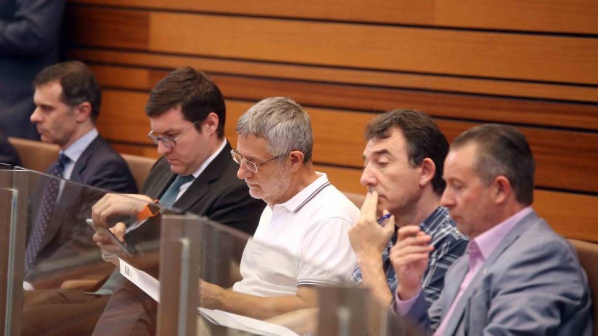 Los secretarios regionales de UGT, Agustín Prieto y CCOO, Ángel Hernández, junto al coordinador de Asaja, Donaciano Dujo, en el debate de investidura del candidato a la Junta de Castilla y León-ICAL