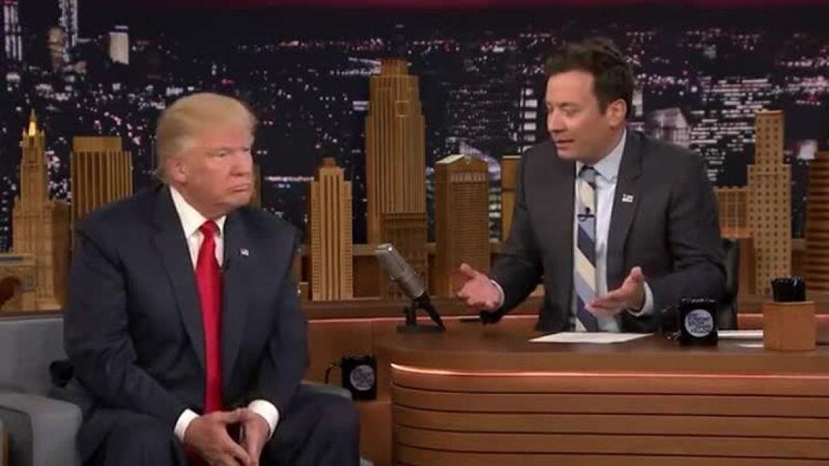 Momento en que el presentador le remueve el pelo a Donald Trump.-TONIGHT SHOW