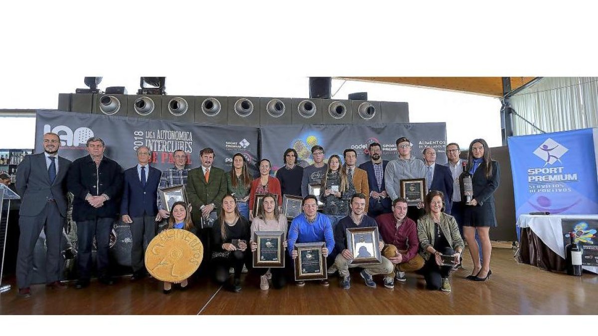 Foto de familia de los premiados en la Gala de Pádel de Castilla y León celebrada ayer en el Mirador de Cristal del Museo de la Ciencia.-M. ÁLVAREZ